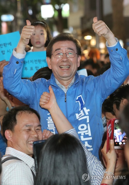 박원순, 시민들 사이에서 엄지 척