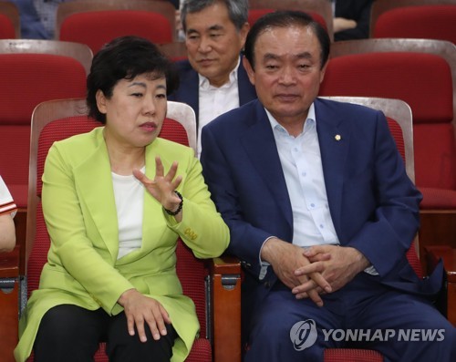 얘기 나누는 조배숙 대표와 장병완 원내대표