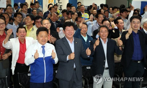 환호하는 오거돈 부산시장 후보 캠프