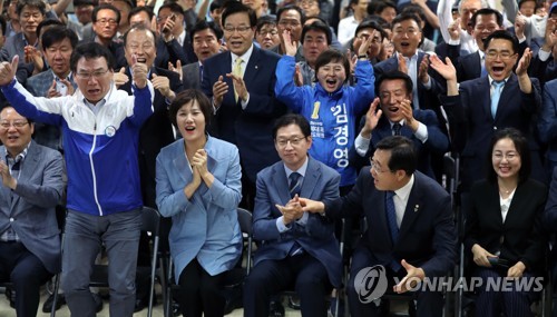 경남도지사 출구조사 발표 순간
