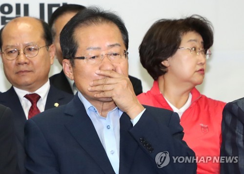 얼굴 감싸는 홍준표 대표