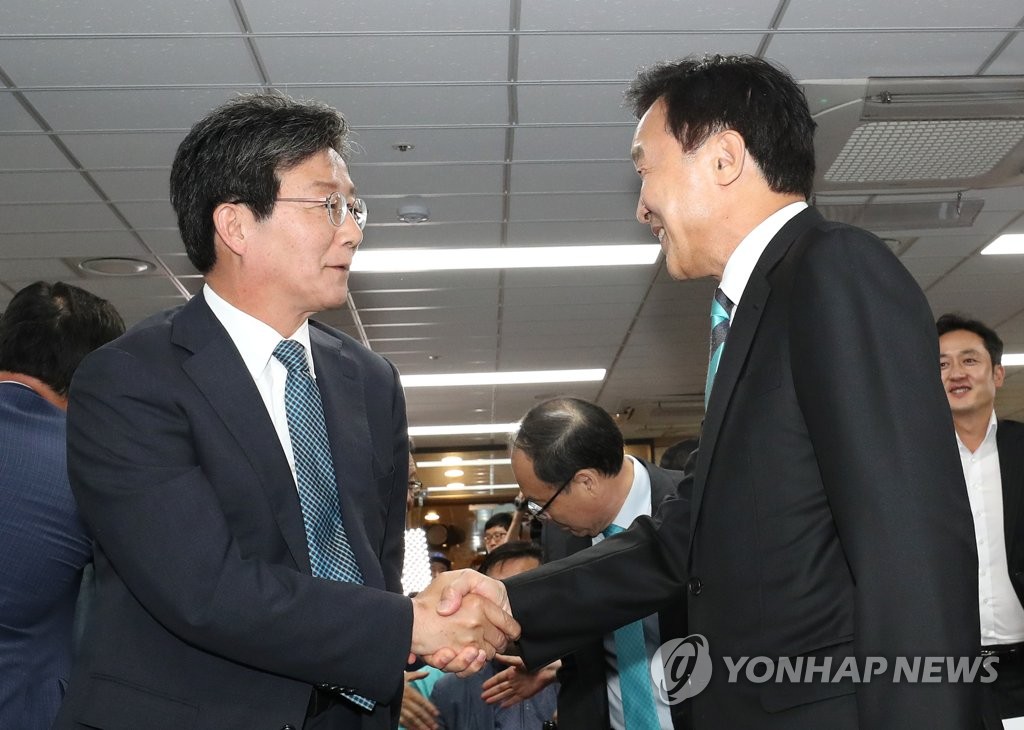 악수하는 유승민과 손학규
