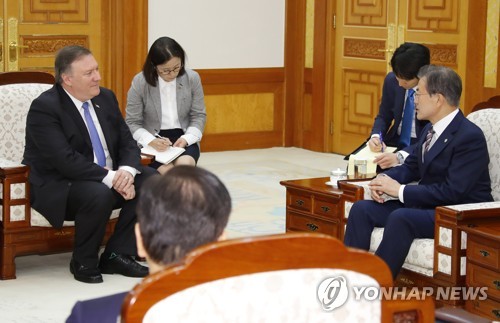 폼페이오 미 국무장관과 의견 나누는 문 대통령