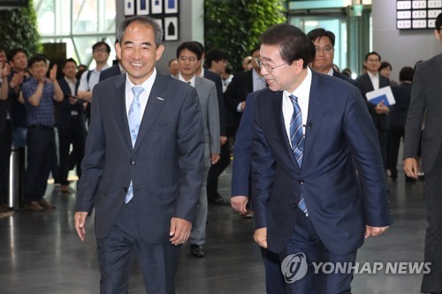박원순 당선인, 고개 숙여 인사