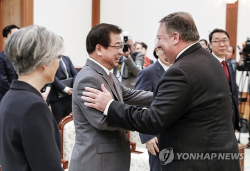 반갑게 인사나누는 서훈-폼페이오