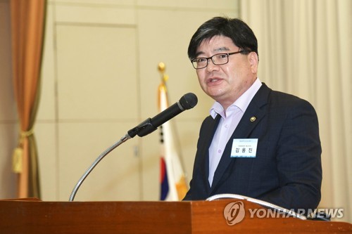 인사말 하는 김용진 차관