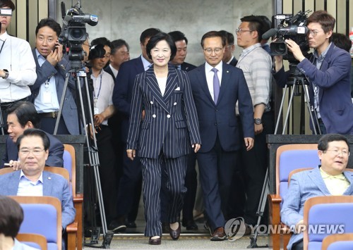 추미애, 밝은표정으로 의원총회 입장