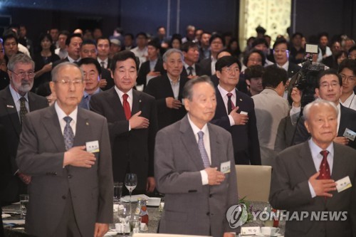 6.15 남북정상회담 기념식에서 국기에 경례하는 이낙연 총리