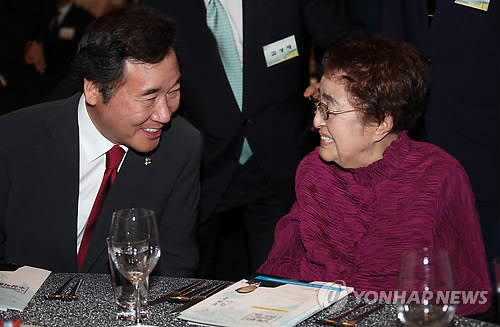 얘기 나누는 이희호 여사와 이낙연 총리