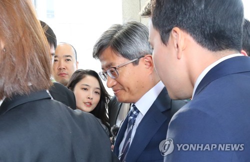 (서울=연합뉴스) 김주성 기자 = 김명수 대법원장이 15일 오전 서울 서초동 대법원으로 출근하던 중 취재진의 질문에 답하지 않은 채 경호팀에 둘러싸여 청사로 들어가고 있다. 김 대법원장은 양승태 사법부 시절 '재판거래' 의혹에 대한 후속조치를 결정하기 위한 의견수렴 절차를 모두 마치고 이르면 이날 최종결정을 내릴 예정이다. utzza@yna.co.kr