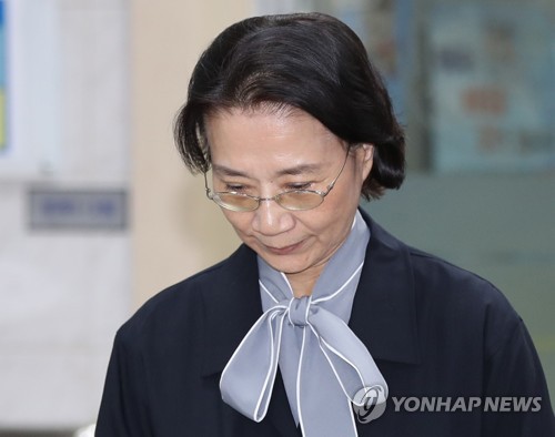 (서울=연합뉴스) 김도훈 기자 = 필리핀 출신 가사도우미를 불법 고용한 혐의(출입국관리법 위반)로 구속영장이 청구된 한진그룹 조양호 회장의 부인 이명희씨가 20일 영장이 기각된 뒤 서울 양천구 양천경찰서를 나서고 있다. 2018.6.20 superdoo82@yna.co.kr