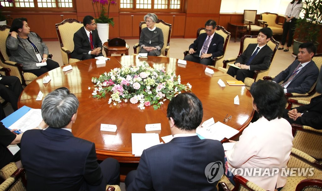 아세안 상주대표위원회와 대화하는 강경화 장관