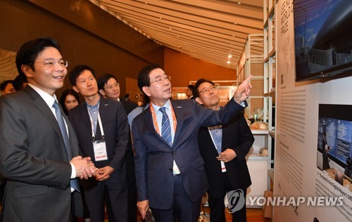 서울시 홍보부스 소개하는 박원순 서울시장