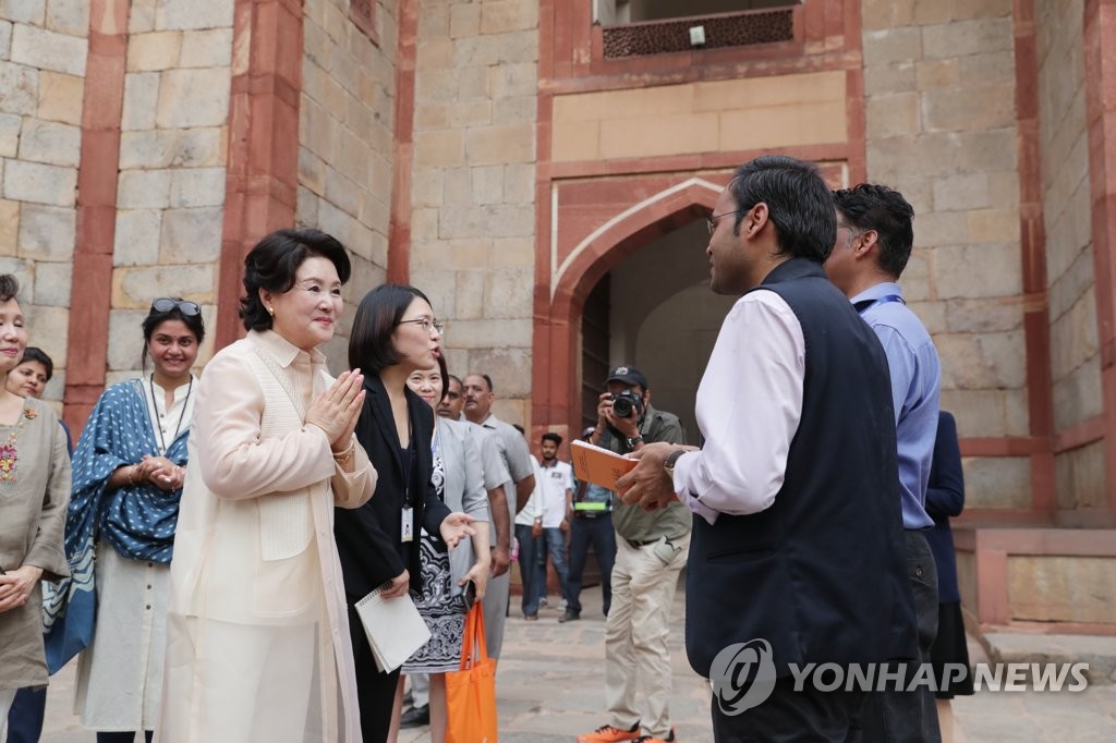 인도 기자들과 인사하는 김정숙 여사