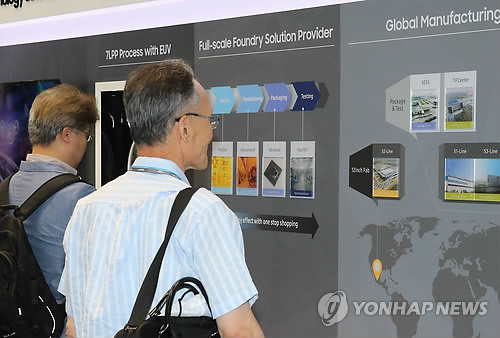 나노 제품 보는 관람객