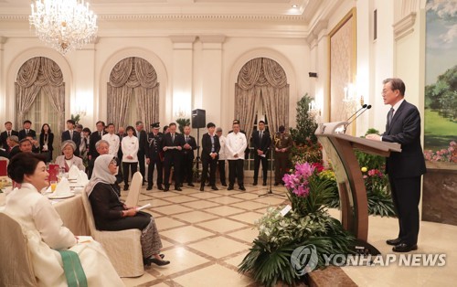 싱가포르 국빈만찬 답사하는 문 대통령