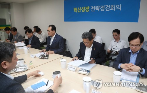 혁신성장 전략점검회의에서 발언하는 고형권 차관