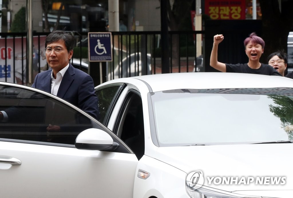 전성협 항의 받는 안희정