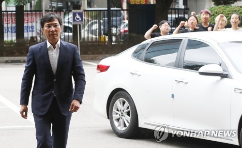 항의 받는 안희정
