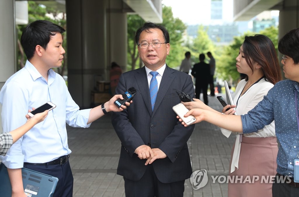 '긴급조치 9호' 재심 첫 공판 마친 김부겸