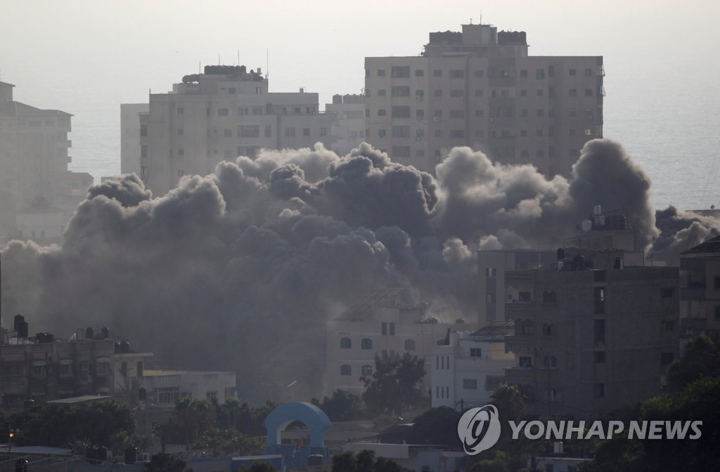 이스라엘군 공습에 포연 휩싸인 가자지구