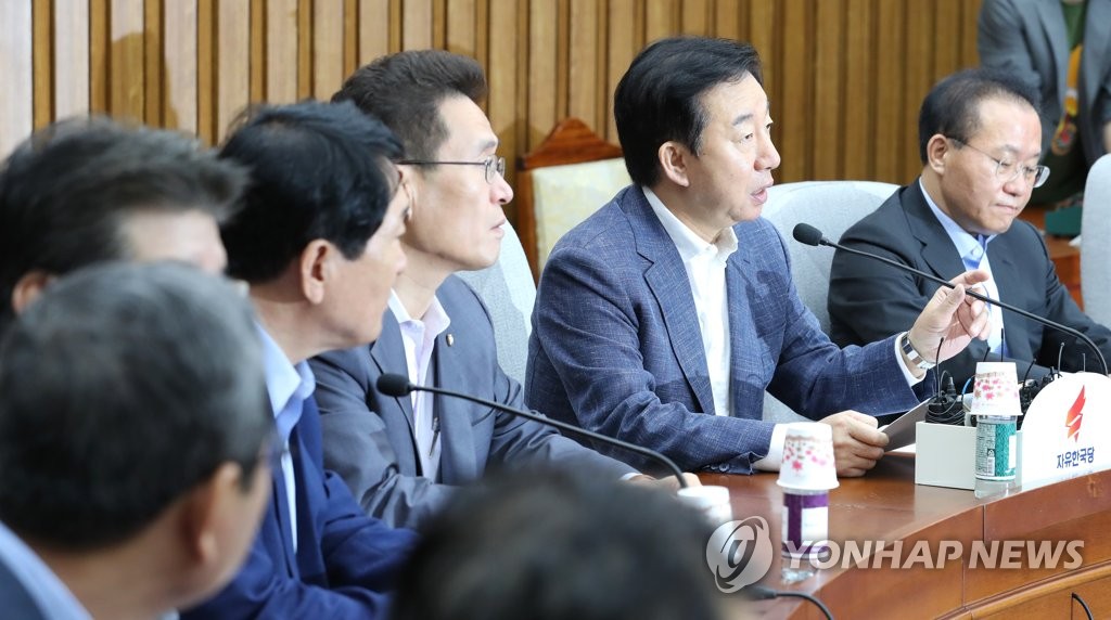 원내대책회의 주재하는 김성태