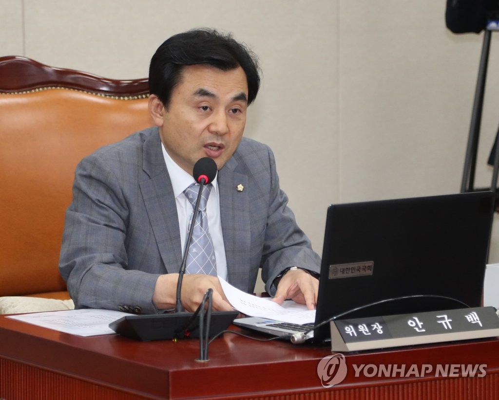 회의 주재하는 안규백 국방위원장