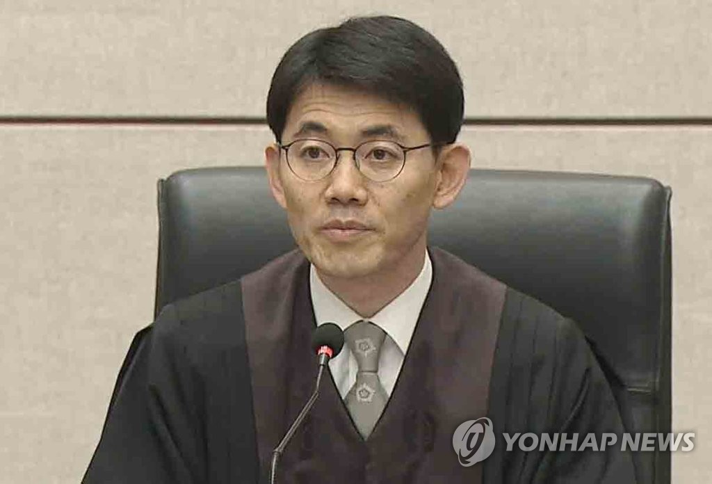 박근혜 '특활비·공천개입' 1심서 징역 8년
