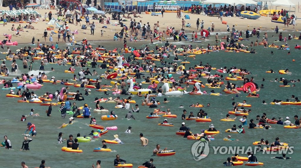 더위 탈출 해운대 물반 사람반