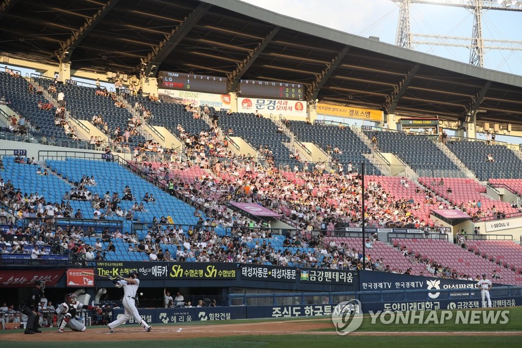 폭염에 텅빈 관중석