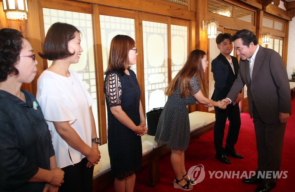 폭염 취약계층 돌봄 관계자 격려하는 이낙연 총리