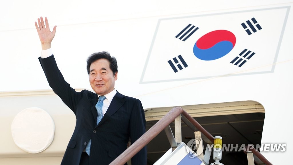South Korean Prime Minister Lee Nak-yon waves on the Air Force One stairs at Seoul Air Base just south of Seoul for a trip to Indonesia to attend the opening ceremony of the Asian Games on Aug. 18, 2018. (Yonhap)