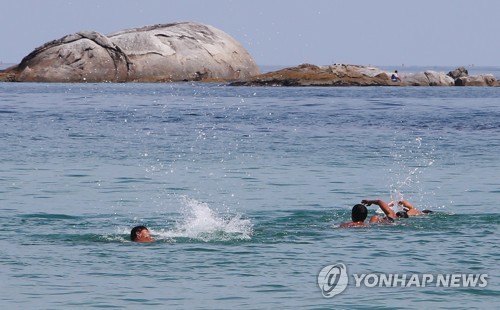 안전 요원 떠난 해수욕장…목숨 건 수영