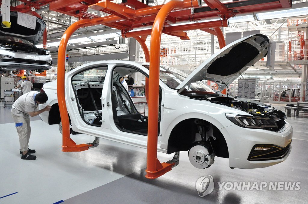 중국 산둥성 칭다오 소재 폴크스바겐 공장의 승용차 생산 라인