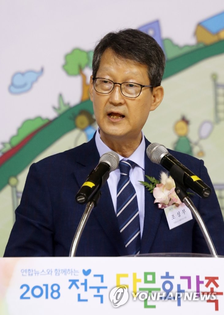 다문화가족배드민턴 대회서 대회사 하는 조성부 연합뉴스 사장