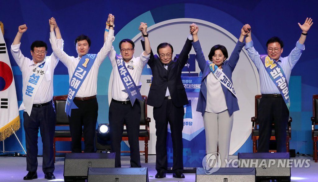 최고위원들과 손 맞잡아 든 이해찬 대표
