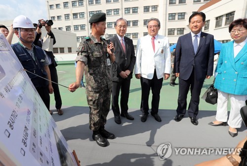 국군외상센터 설명 듣는 서주석 차관