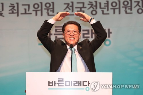 당원들에게 인사하는 정운천 당대표 후보