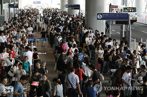 '태풍 강타' 日간사이공항 탈출 행렬