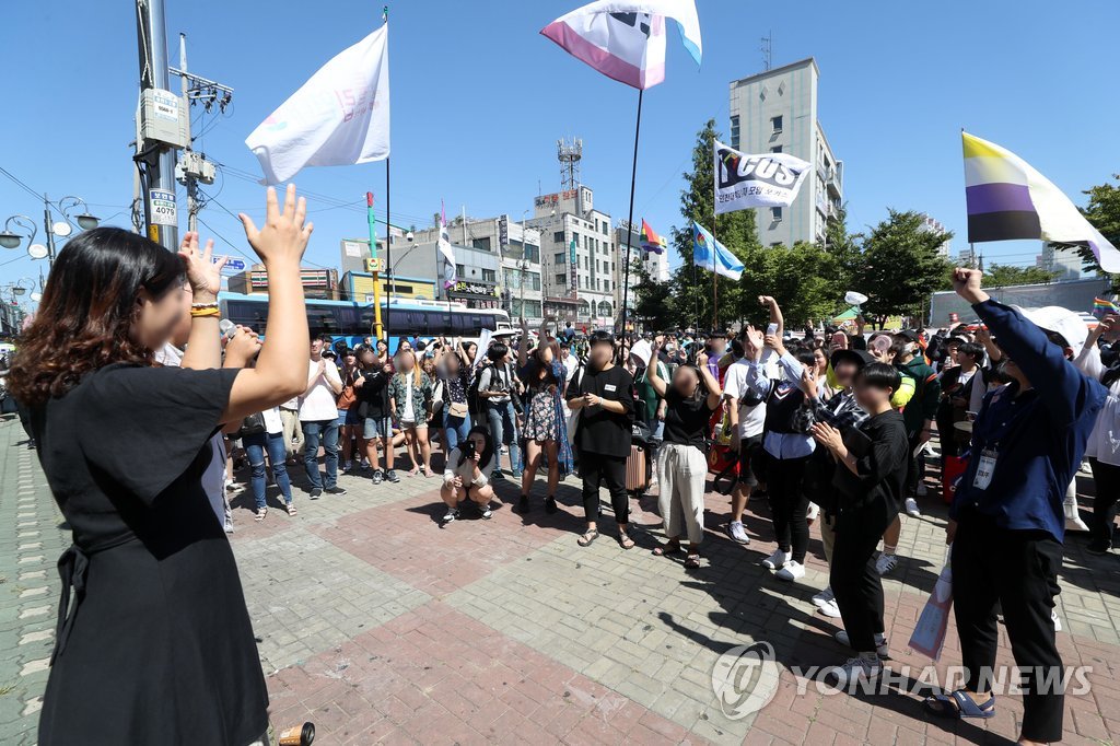 퀴어축제 강행하는 성 소수자 단체