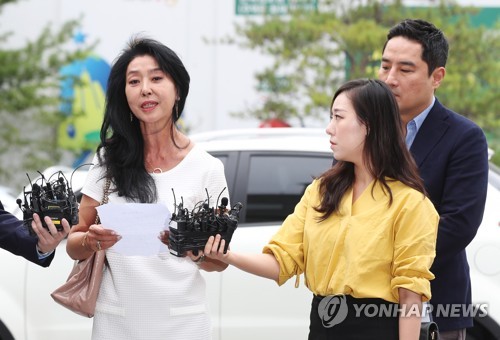 김부선, 강용석 변호사와 분당경찰서 출석