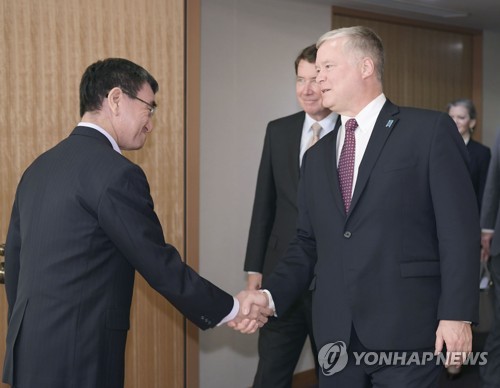 비건 미국 대북특별대표, 고노 일본 외무상과 악수