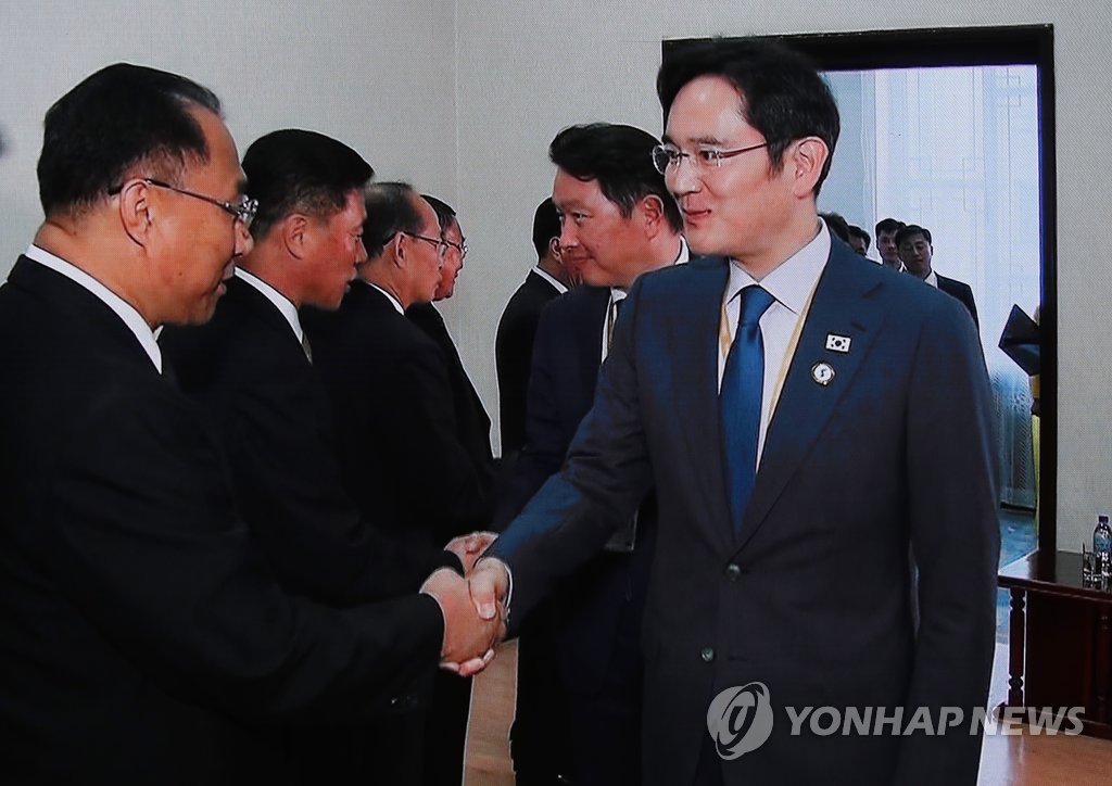 Samsung Electronics Vice Chairman Lee Jae-yong (R) shakes hands with North Korean Deputy Prime Minister Ri Ryong-nam at the People's Palace of Culture in Pyongyang on Sept. 18, 2018. (Yonhap)