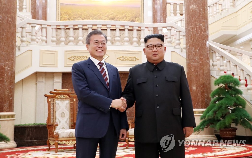 South Korean President Moon Jae-in (L) and North Korean leader Kim Jong-un shake hands after meeting at the headquarters of the Central Committee of the Workers' Party of Korea in Pyongyang for the first round of talks on Sept. 18, 2018. Moon arrived in the North Korean capital earlier in the day for a three-day visit that marked his third bilateral summit with the North Korean leader. (Joint Press Corps-Yonhap)