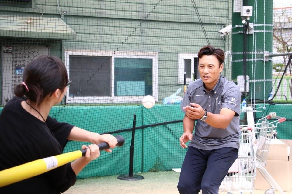 Retired baseball star Lee Seung-yuop (R) tosses the ball to a participant in his baseball fantasy camp in Incheon on Sept. 19, 2018, in this file photo provided by the Lee Seung-yuop Baseball Scholarship Foundation. (Yonhap)