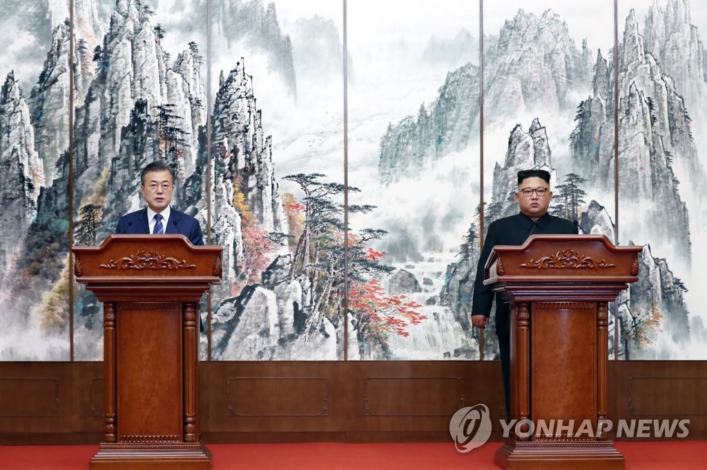 South Korean President Moon Jae-in (L) and North Korean leader Kim Jong-un hold a joint press conference in Pyongyang on Sept. 19, 2018 to announce the outcome of their third bilateral summit held in the North Korean capital from the previous day. (Yonhap)
