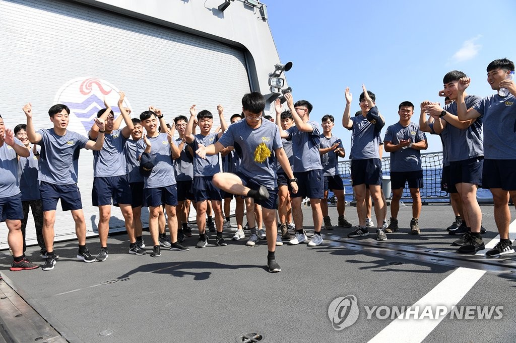 In this file photo, provided by the Joint Chiefs of Staff on Sept. 24, 2018, soldiers of the anti-piracy Cheonghae unit play a traditional game on the Chuseok holiday aboard the 4,000-ton destroyer Munmu the Great in waters off Libya. (PHOTO NOT FOR SALE) (Yonhap)