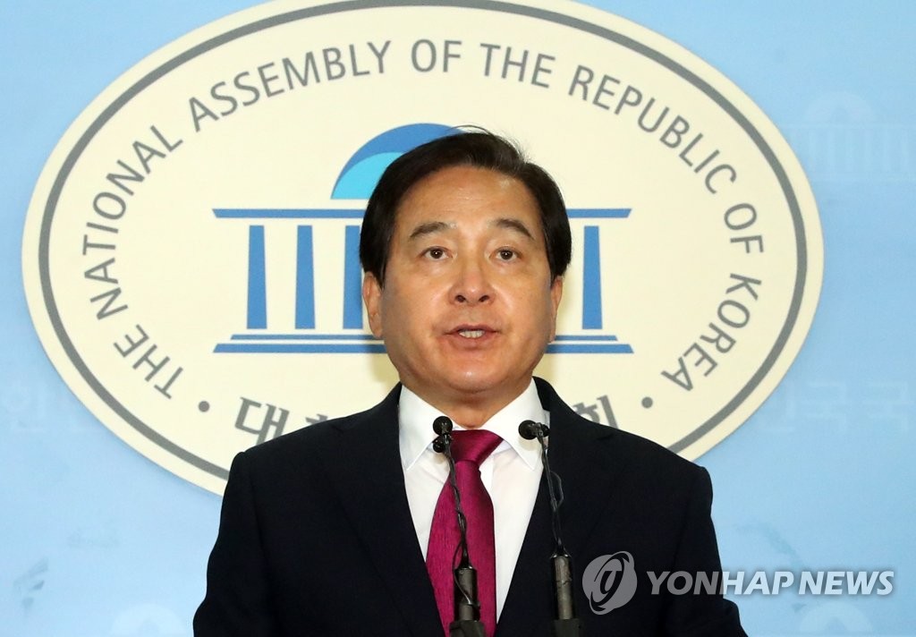 기자회견 하는 심재철 의원