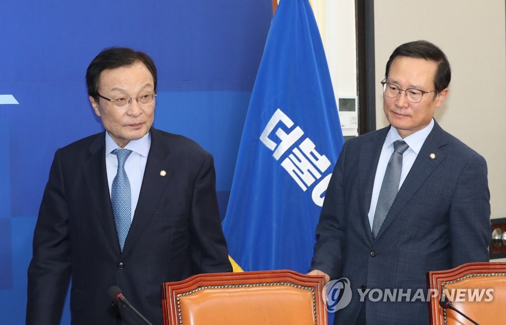 최고위원회의 참석하는 이해찬과 홍영표