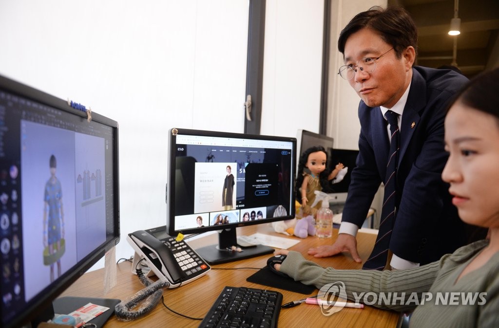 3D 가상 패션샘플 제작기업 방문한 성윤모 장관